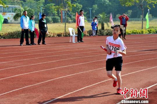 特奥运动员在进行跑步比赛. 王东明 摄