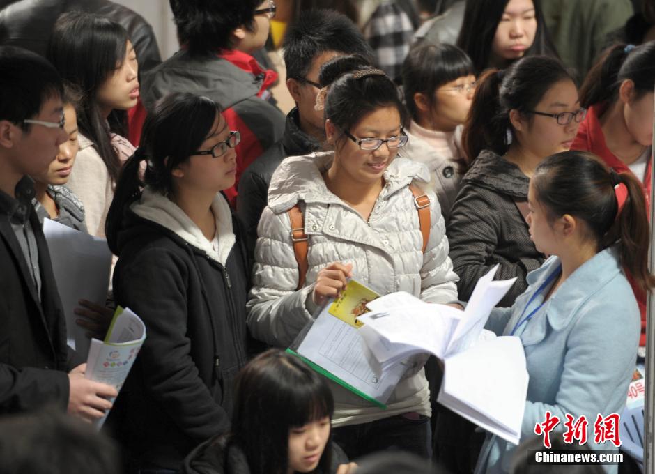 武汉高校应届毕业生招聘会 提供岗位8000余个