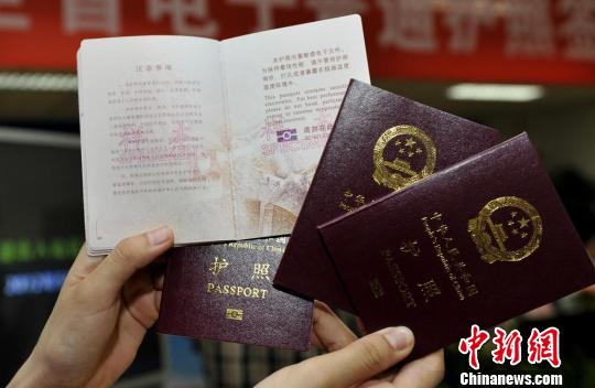 避免携带贵重物品和大量现金;二,如外出将钱物和护照放在挎包或背包中
