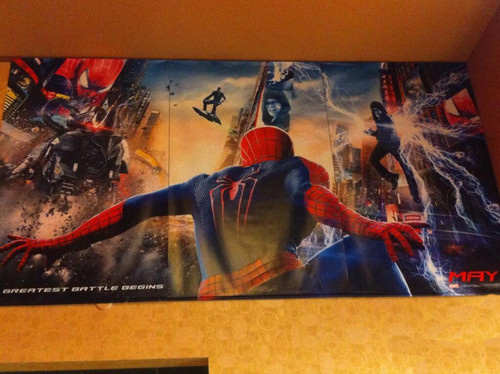 国外粉丝拍到的《超凡蜘蛛侠2》海报，三大反派齐亮相