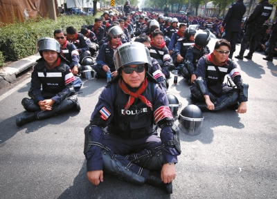 12月3日，防暴警察坐在警察局总部外面。图/东方IC