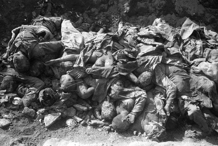 1943年12月,常德会战后,战场上的日军尸体.