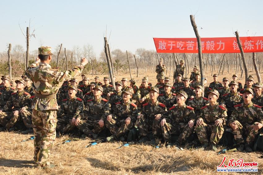 高清:驻北京武警新兵举行野营拉练 途中展开政治工作(组图)野营拉练