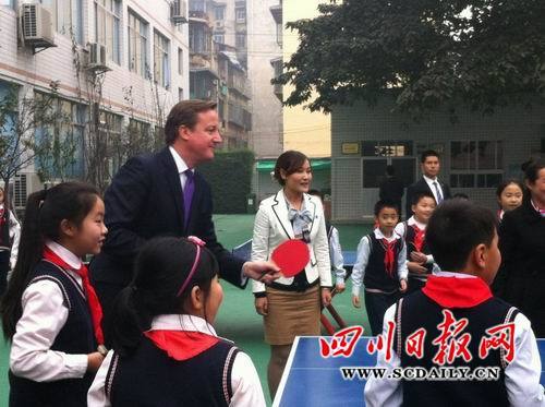 英国首相在成都和小学生打乒乓球(图)