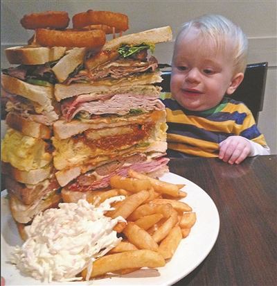 大胃王36分钟吞下巨型三明治- 成为英国吃完重