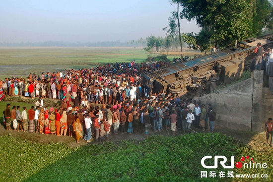 当地时间2013年12月4日，孟加拉国戈伊班达发生一起火车脱轨事故，造成至少4人死亡，另有50人受伤。据悉，事故由反对派示威者移出火车铁轨导致，3节车厢滑出轨道。