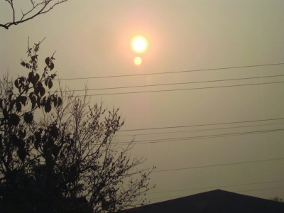 雾霾致南京天空出现一大一小两个太阳(图)