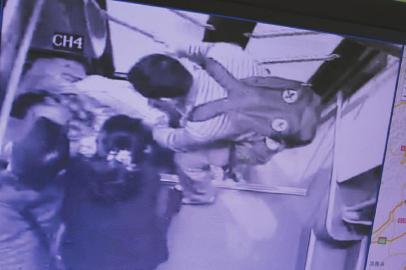 乘客救助晕倒女学生（圈中）。(公交视频截图)