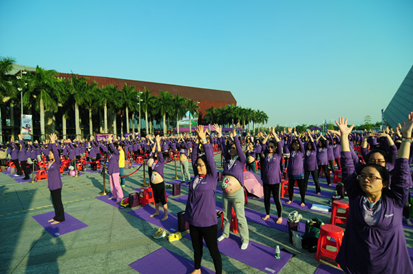 全球规模最大孕妇瑜伽活动在深圳启动(组图)