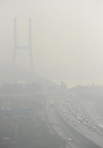 12月5日,南昌市八一大桥两岸被雾霾笼罩.新华社发