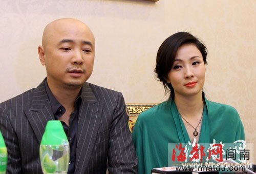 徐峥老婆挺大肚出行 再度当爹不知政策是否允许