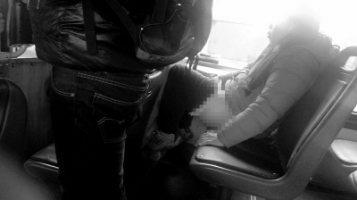 女子褪下裤子坐在公交车上，目击者称其正在小便。　读者刘先生供图