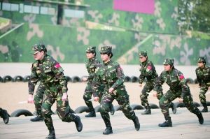女兵训练