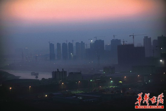 连日以来，雾霾再次盘踞在我省中北部。12月5日上午，常德、株洲、长沙等9地同时拉响霾黄色预警;湘潭、邵阳县等30县市出现能见度不足200米的大雾。
