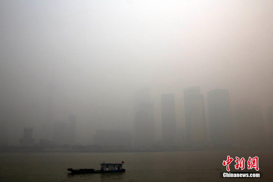 上海遭遇重度雾霾空气质量指数达六级重度污染