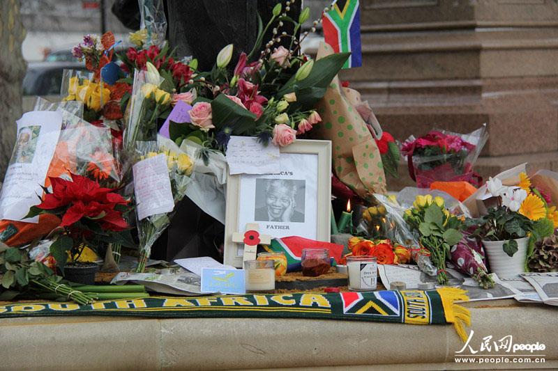 高清:英国民众纪念曼德拉 政府议会降半旗致哀