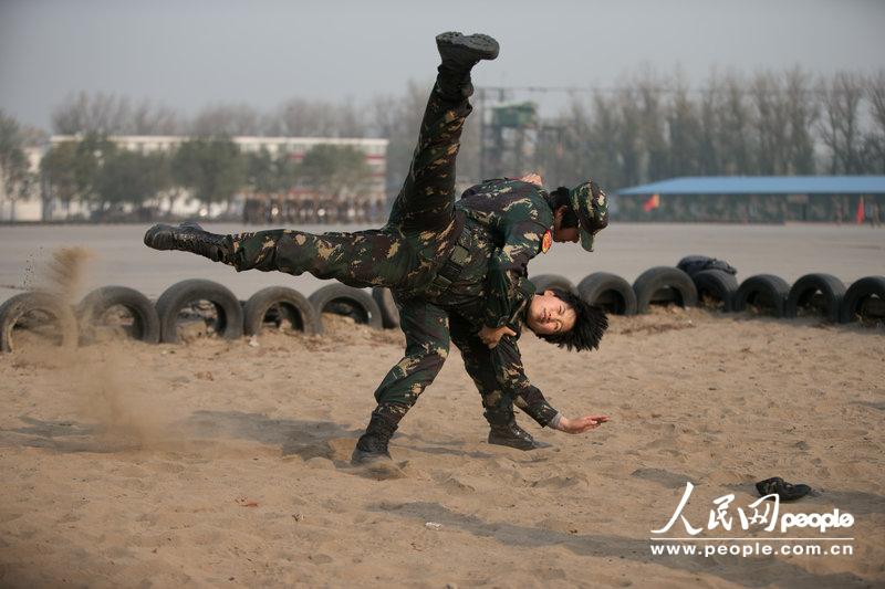 【组图】揭秘首支女子特战连:女兵训练长肉穿不上紧身裤(组图)