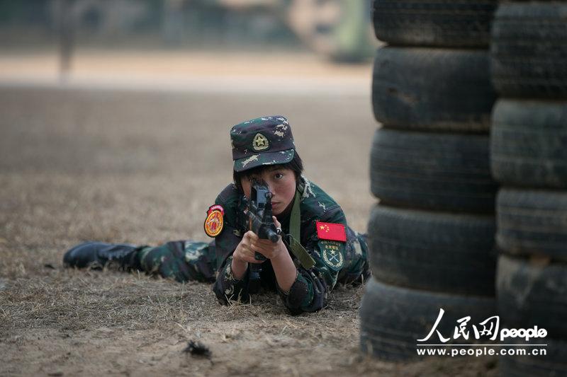 【组图】揭秘首支女子特战连:女兵训练长肉穿不上紧身裤(组图)