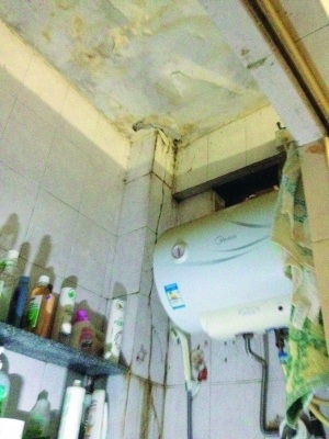 由于长期漏水,周女士家洗手间墙面布满霉斑并开裂。信息时报记者 隋莹 摄