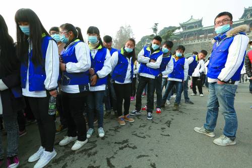 截至当日15时,南京实时空气质量指数aqi达到338,市民纷纷戴口罩出行.