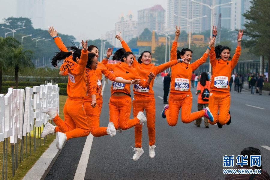 2013深圳国际马拉松赛开跑