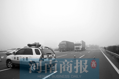 昨日上午，京港澳高速新郑段，由南往北车辆被禁止通行