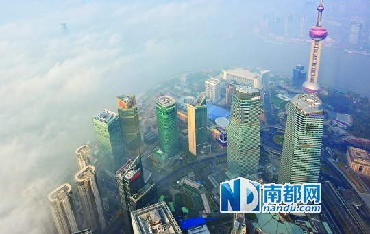 12月8日，上海中心大厦附近，上午9点后大雾虽渐渐散去，阴霾仍然维持。C FP图片