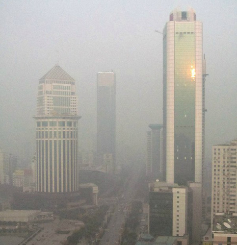  图为：雾霾中的武汉金融街 记者李辉摄