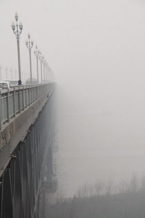 长江大桥被大雾吞没成“断桥”。 记者 宋宁 摄