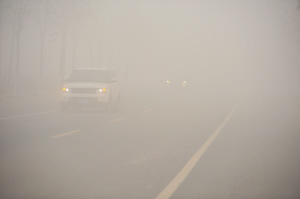 昨日，街头大雾。记者 邵丹 摄