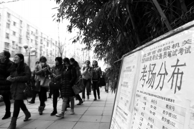 上午11时,北京电子科技职业学院考点,考生走出考场。京华时报王海欣摄