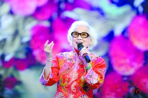 2013年11月13日晚上，首届世界广府人恳亲大会在广州白云国际会议中心举行，红线女带病登台献演。