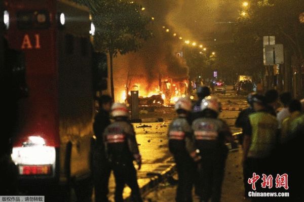新加坡小印度发生暴乱 多人受伤警车被烧毁(图