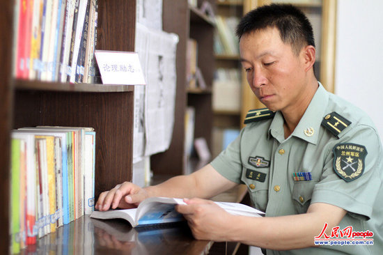 资料图:兰州军区某钢铁团二营营长沈石在学习理论知识增强作战指挥