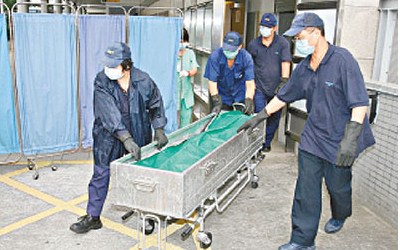 校内离奇堕楼小学女生遗体由仵工舁送殓房。来源 香港《文汇报》