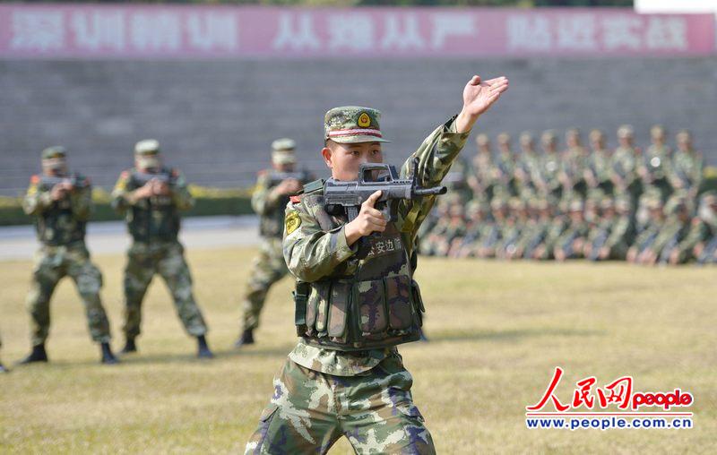 正在进行战术手语练习