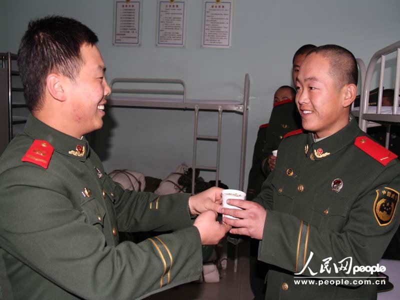 新疆公安边防部队喜迎新兵入营(高清)(组图)