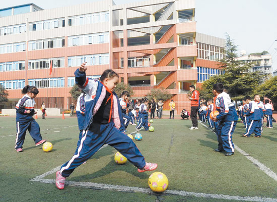 培养师资走进课堂 成都吹响校园足球冲锋号角