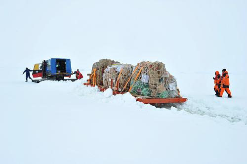 "如履薄冰"的南极海冰运输(组图)