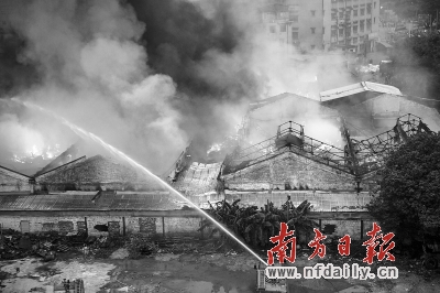 广东佛山一塑料厂发生火灾 大火冲四五层楼高