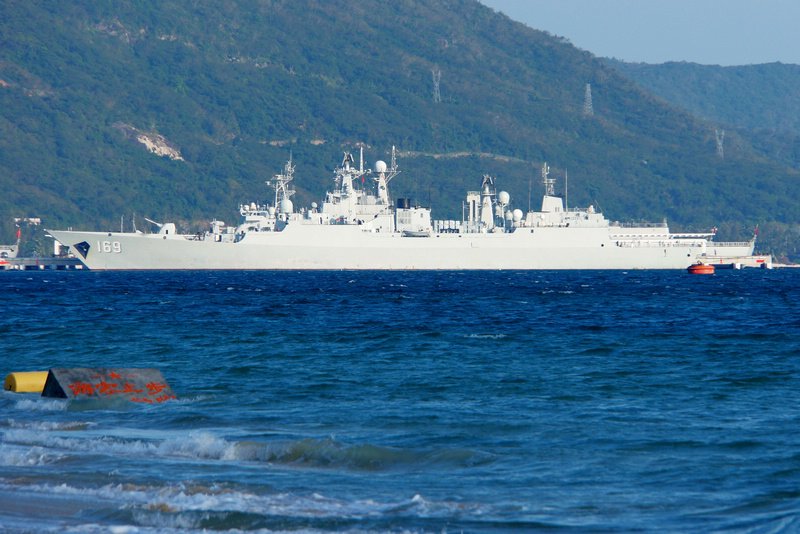 网友在三亚海边拍摄到的景象,远处就是中国海军军港,战舰云集.