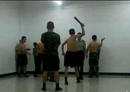 评"消防新兵被老兵殴打"事件:必须要有个说法