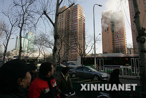 济南高层居民楼起火 三人在逃生过程中坠楼身