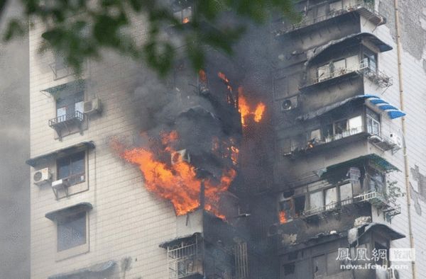 济南高层居民楼起火 三人在逃生过程中坠楼身亡