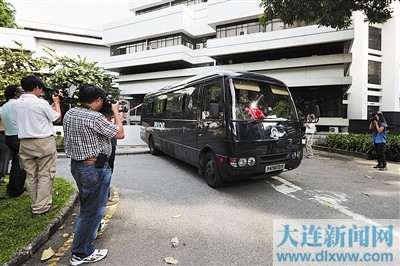 12月10日,一辆载着涉嫌参与骚乱人员的监狱巴士离开新加坡初级法庭.