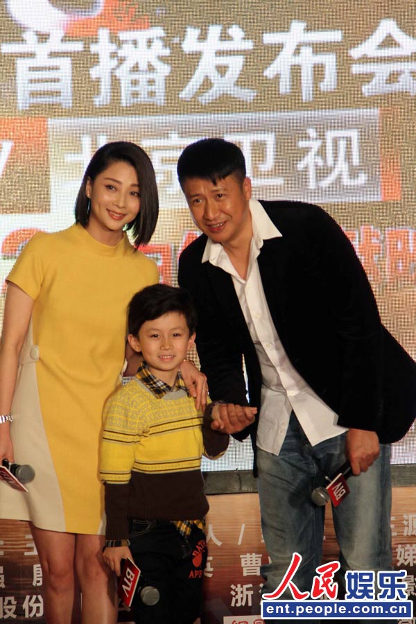 《无贼》发布会 殷桃惨遭熊抱被吓花容失色(组图)
