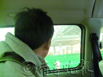 杨小军(化名)虽然两年没回家,但还熟悉回家的路。记者 罗旭君 摄