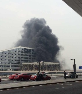 深圳机场一工地着火 浓烟滚滚以为机场出事(图