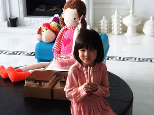 陆毅在女儿五周岁的晚间于微博晒出为女儿庆生