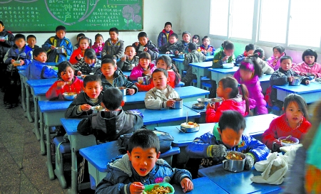 彭水县新田镇小学,孩子们在教室里吃午餐.